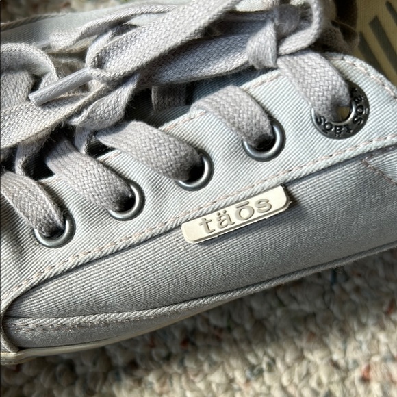 Taos Light Grey Lace-Up Sneakers Womens Size 9 - Picture 8 of 8